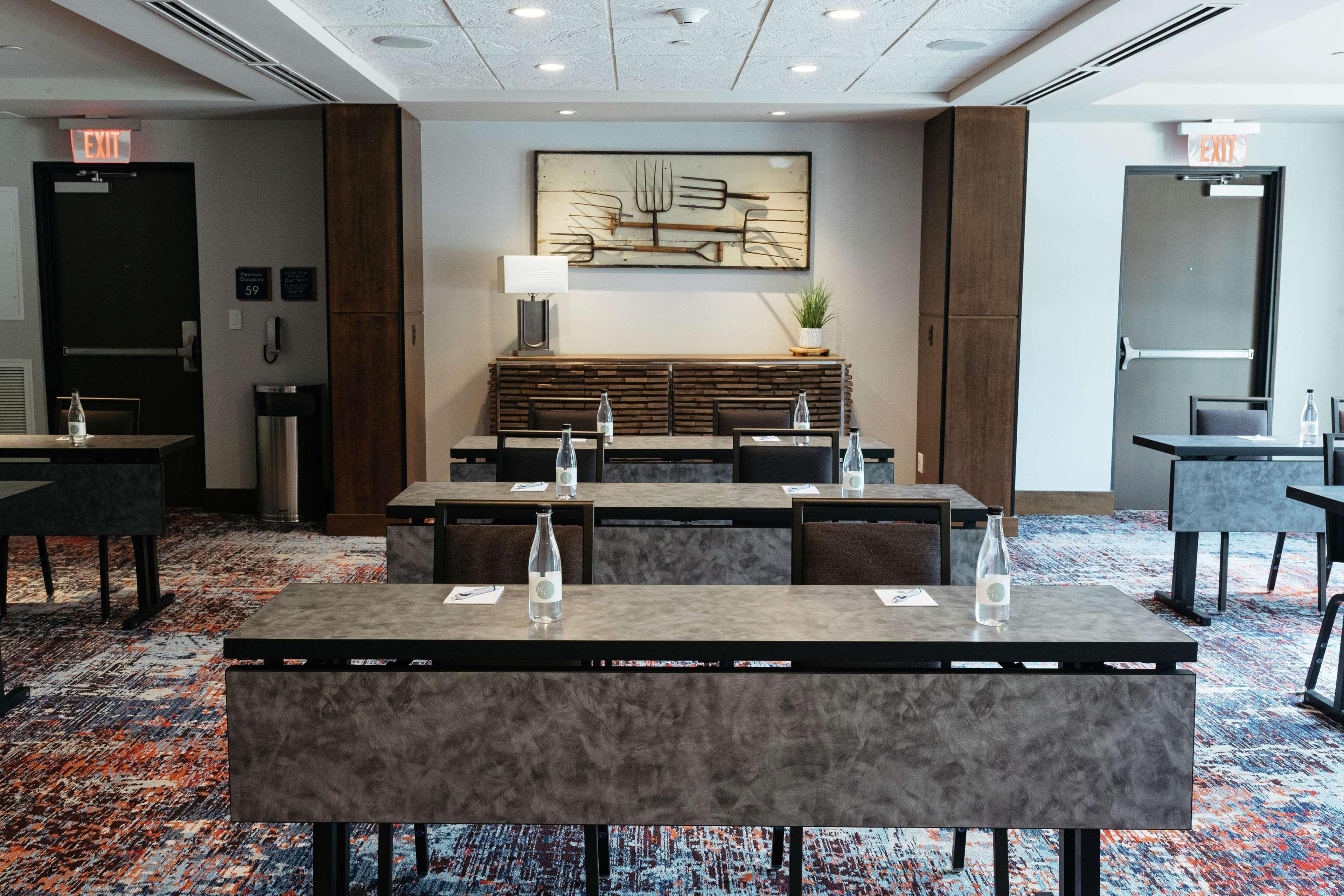 Revel Hotel, Tapestry Collection By Hilton Urbandale Exteriér fotografie