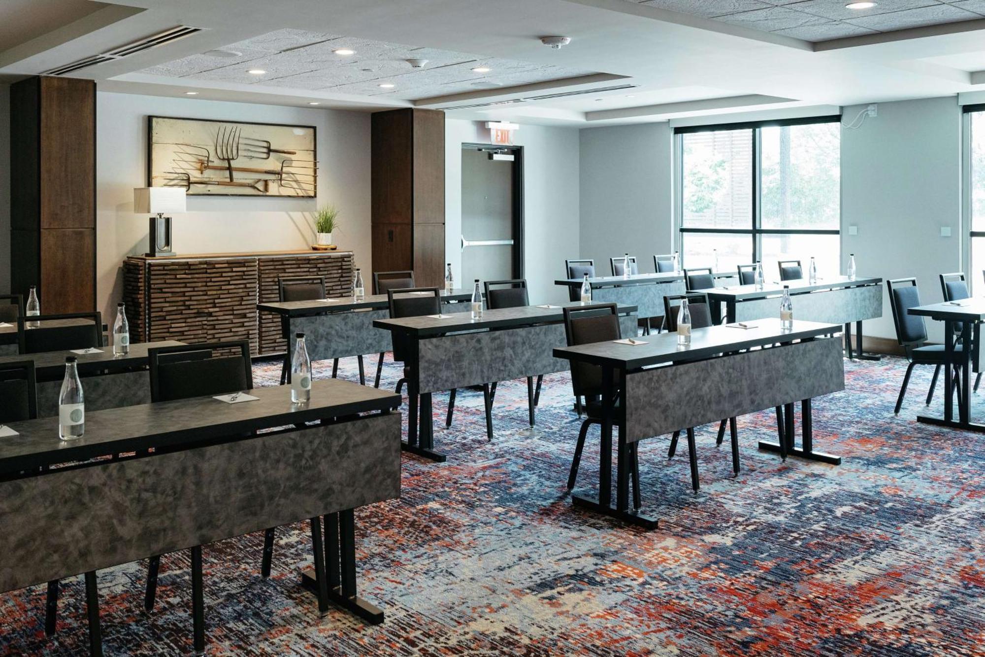 Revel Hotel, Tapestry Collection By Hilton Urbandale Exteriér fotografie